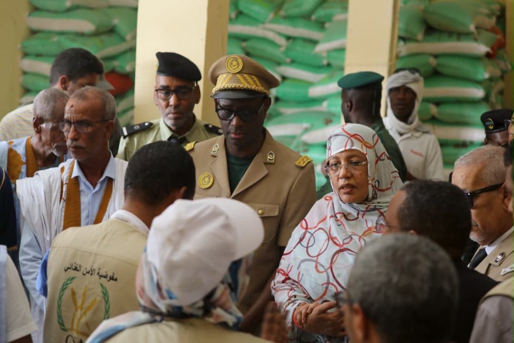 بالصور .. معالي مفوضة الأمن الغذائي تؤدي زيارة لمراكز التوزيعات الغذائية المجانية في نواكشوط
